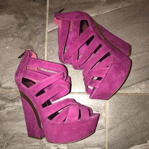 Size 8 fuschia Dolce Vita strapped sandals.
